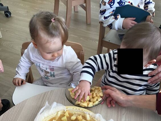 On dispose les pommes sur la tarte