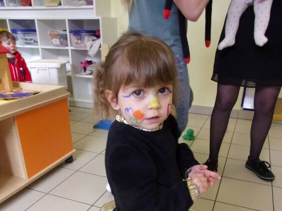 Un enfant déguisé pour le carnaval