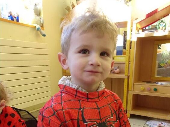 Un enfant déguisé pour le carnaval