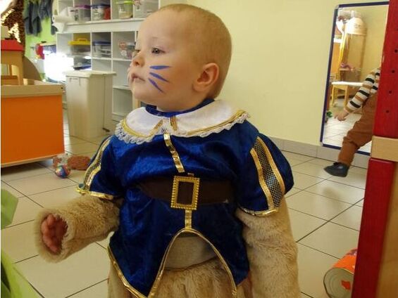 Un enfant déguisé pour le carnaval
