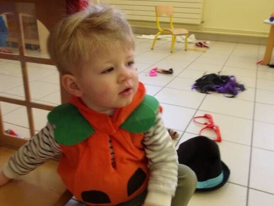Un enfant déguisé pour le carnaval