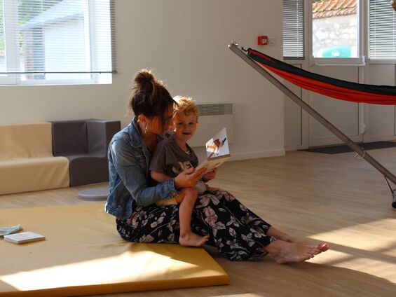 Une maman et son enfant