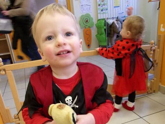 Un enfant déguisé pour le carnaval