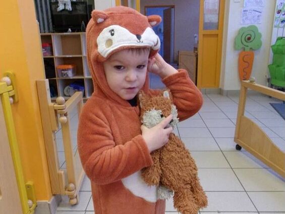 Un enfant déguisé pour le carnaval