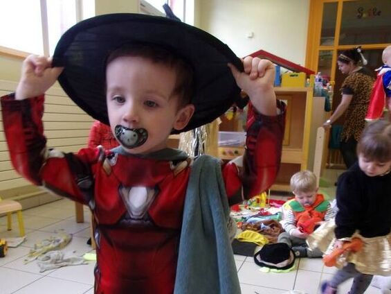 Un enfant déguisé pour le carnaval