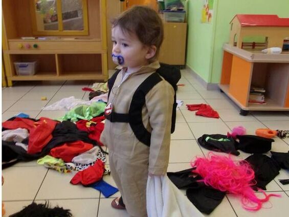 Un enfant déguisé pour le carnaval