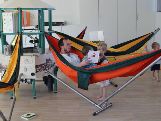 Lecture dans le hamac