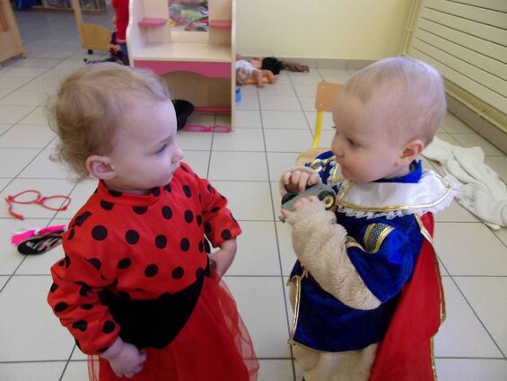 Deux enfants déguisés