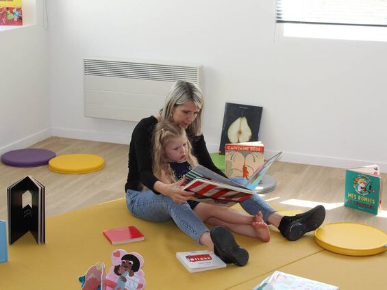 Lecture sur le tapis