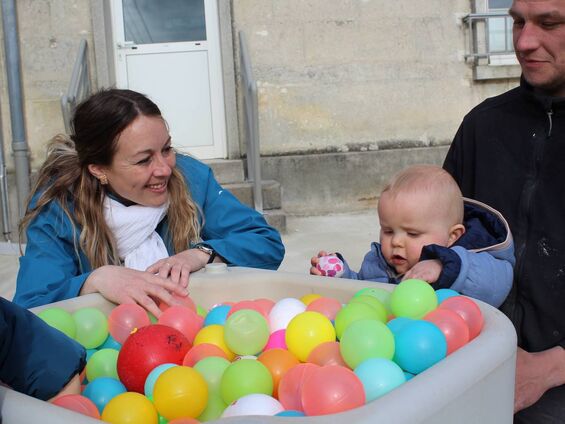 Les œufs sont cachés dans la piscine à balles