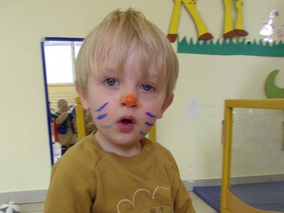 Un enfant déguisé pour le carnaval