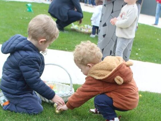 Des enfants ramassent des oeufs