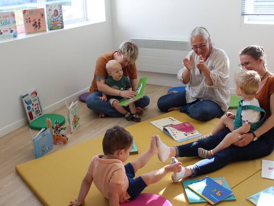 Lecture sur le tapis