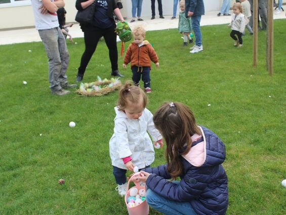 Les enfants ramassent les oeufs