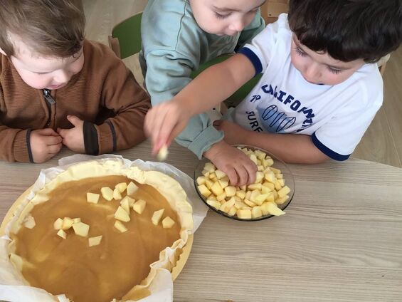 On dispose les pommes sur la tarte