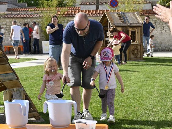 Epreuve de natation en famille